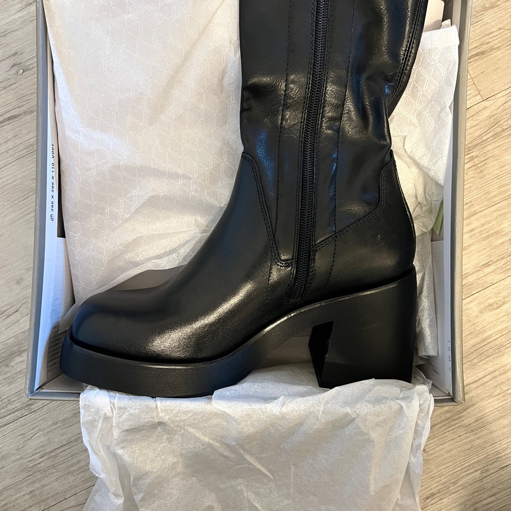Vagabond Black Heeled Boots Sleek STRETCH Leather Design BRAND NEW
